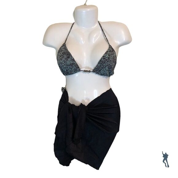 💥💥Swimming suit set, top💥💥in a 14 accompanied by a black sarong. - Picture 1 of 4